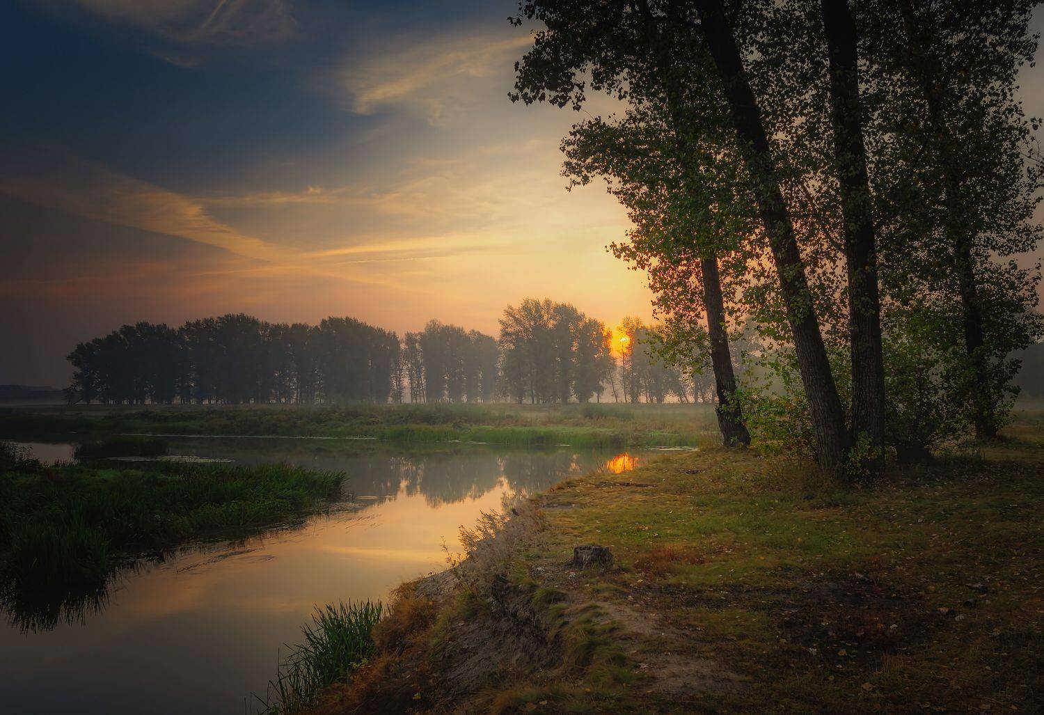 горизонтальный,  нет людей,  фотография,  на улице,  природа,  дерево,  живопись - природа,  вода,  отражение,  спокойная сцена,  спокойствие,  небо,  облако - небо,  озеро,  пейзаж, пейзажи,  красота в природе,  заход солнца,  не городская сцена,  солнце, Андрей Ожерельев