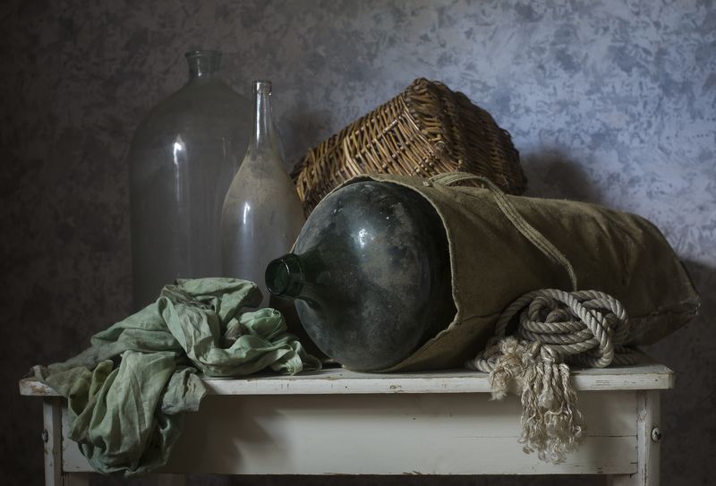 Габаритный натюрморт с бутылями. фото превью