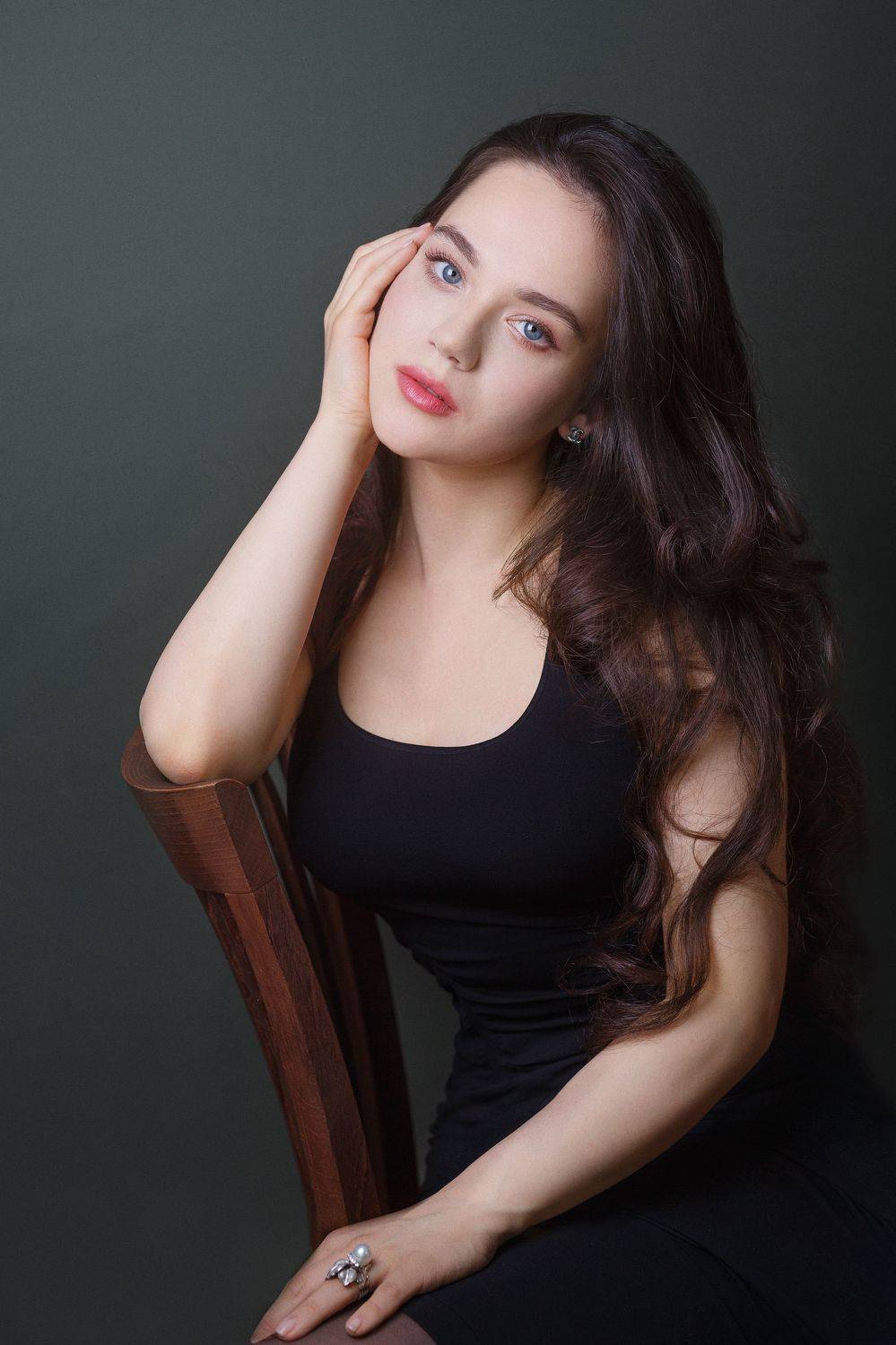 Красивая девушка, длинные волосы, мечтательный взгляд, томная красавица, студийный свет, Оксана Ведмеденко