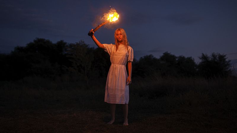 Женский портрет, постановочная фотография Освещая путь  фото превью