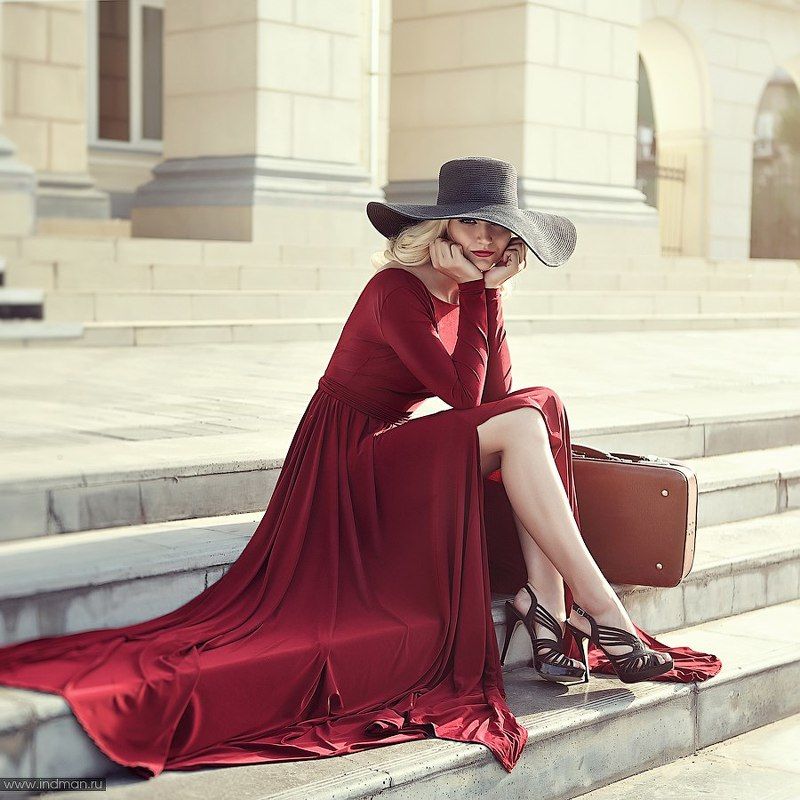 in red фото превью