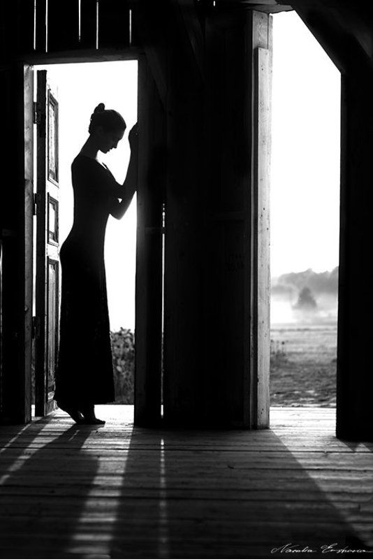 Алиса, Девушка, Девушка фото, Жанр, Жанровый портрет, Красиво, Никола-Ленивец, Платье, Свет, Тень, Углы, Фото, Черно белое Алиса фото превью