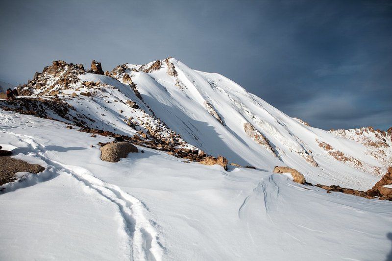 Climbing to peak of Molodezhniy. фото превью