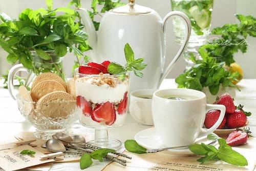 Клубничный десерт с чаем и мятой