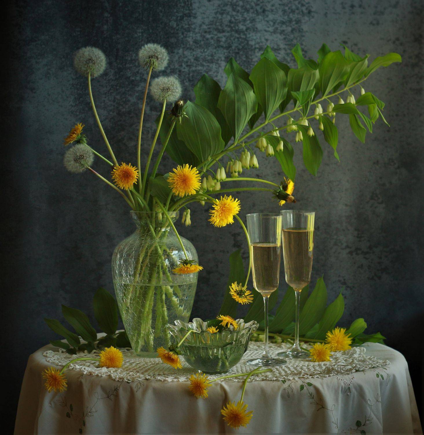 стеклянная ваза с зеленой веткой и одуванчиками. два бокала с вином, стеклянная вазочка, Людмила Хрусталева*