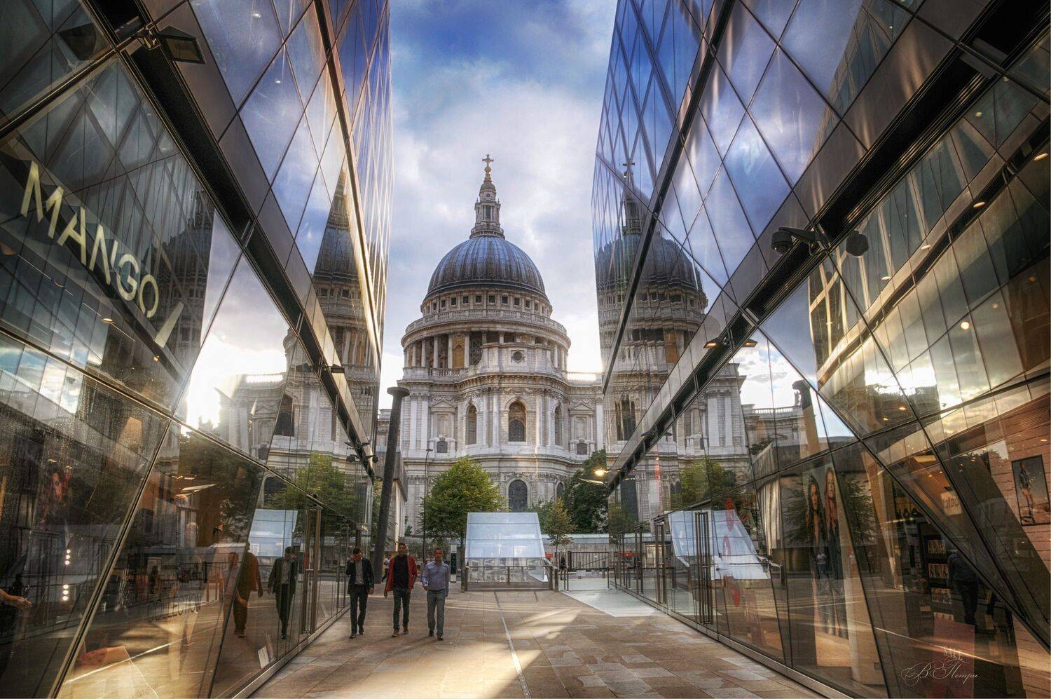 собор стеклянные стены отражения люди, Вера Петри
