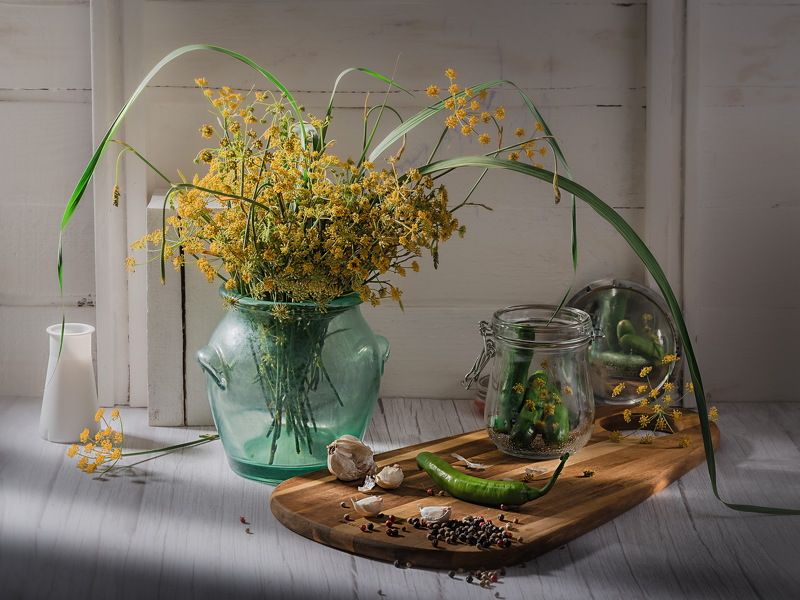 Натюрморт деревенский, стеклянная ваза, деревянный стол, овощи, перец Немного о консервации фото превью