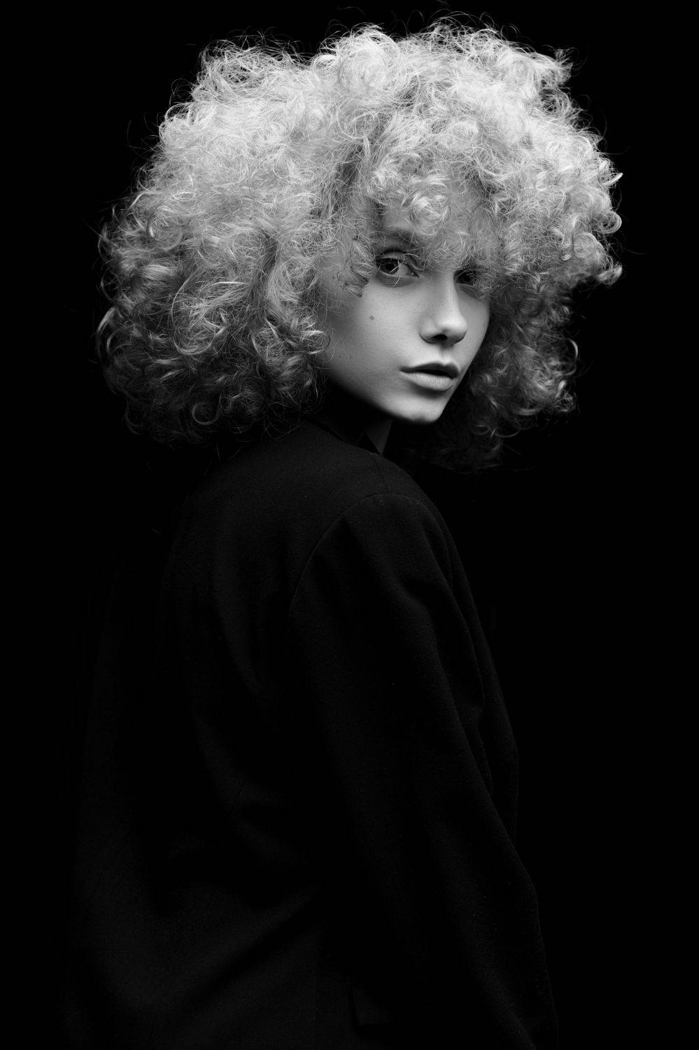 портрет черно-белый девушка кудрявая, Михаил Белозеров