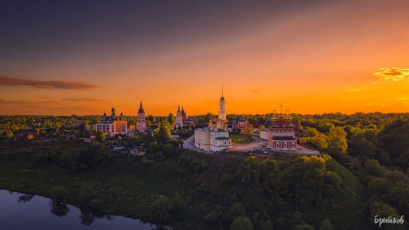Белевский Спасо-Преображенский мужской монастырь на закате. фото превью