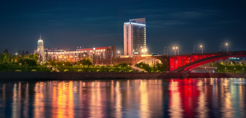 пейзаж, город, вечер, ночь, огни, свет, краски, красноярск, енисей, река, панорама, отражения, мост, администрация Набережная в вечерних огнях фото превью