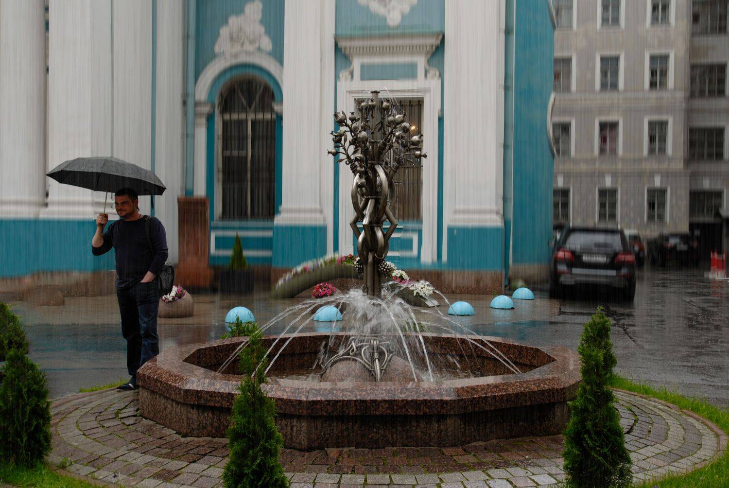 дождь человек зонтик лужи фонтан, Вера Петри