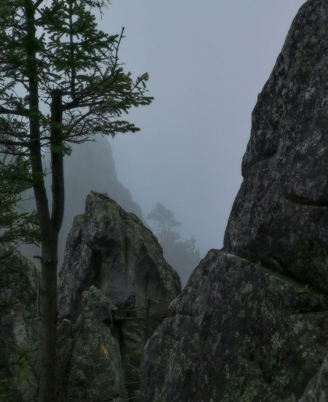 Вершина в облаке фото превью