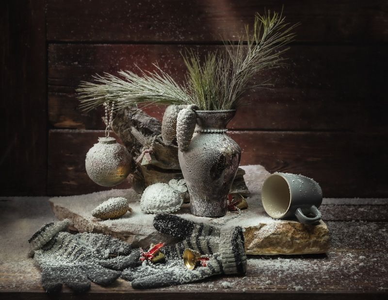 натюрморт, новогодние игрушки, сосновая ветка, снег, световая кисть. После праздника. фото превью