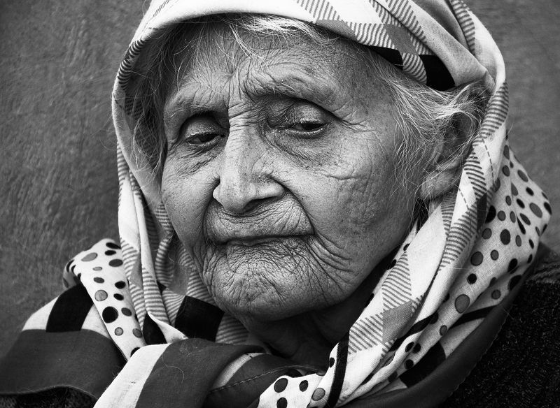 White, Toothless фото превью