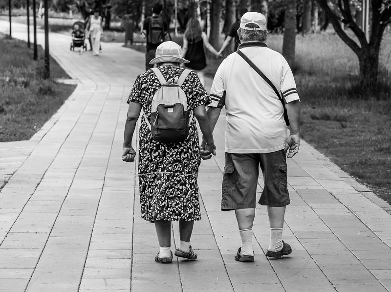 Идти  в ногу, рука в руку... фото превью