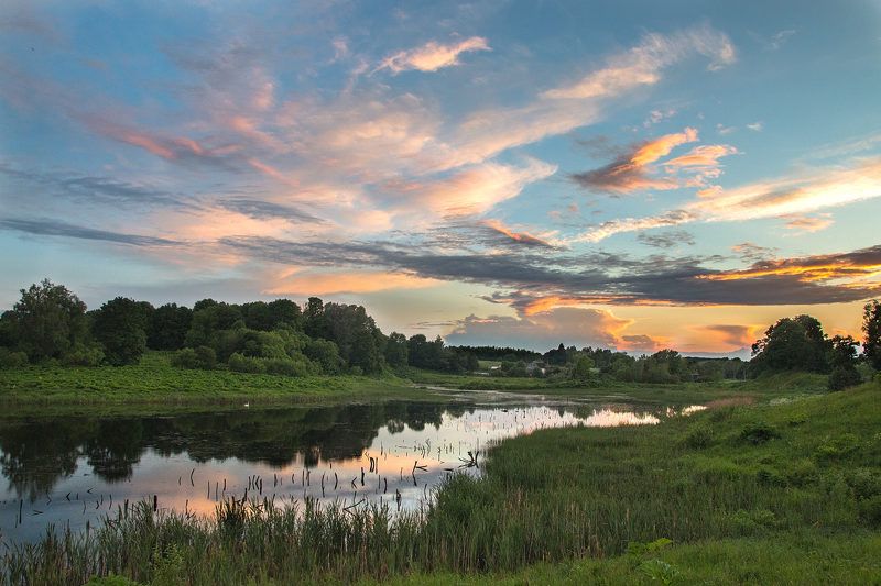 Закат с белым лебедем фото превью
