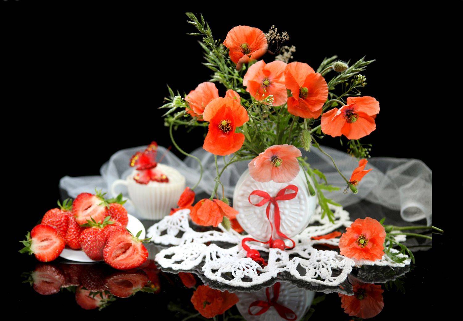 цветы, натюрморт, маки, клубника, ваза, Шруб (Беляева) Татьяна