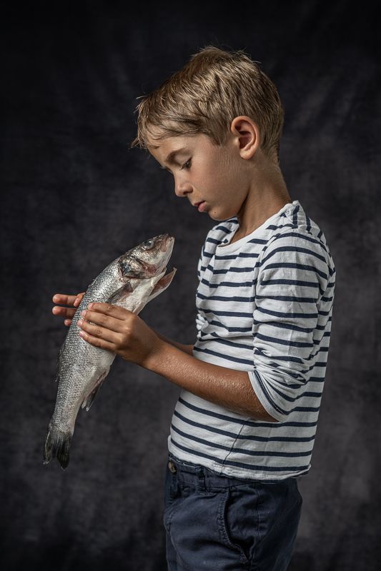 рыба мальчик тельняшка рыбак профиль взгляд Сказка обыске и рыбке фото превью