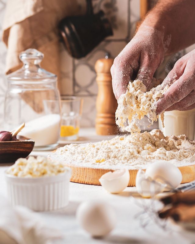 Мужчина, руки, еда, мука, работа, хлеб Пекарь фото превью