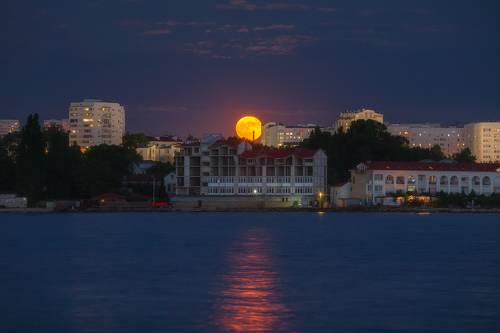 «Клубничная» луна