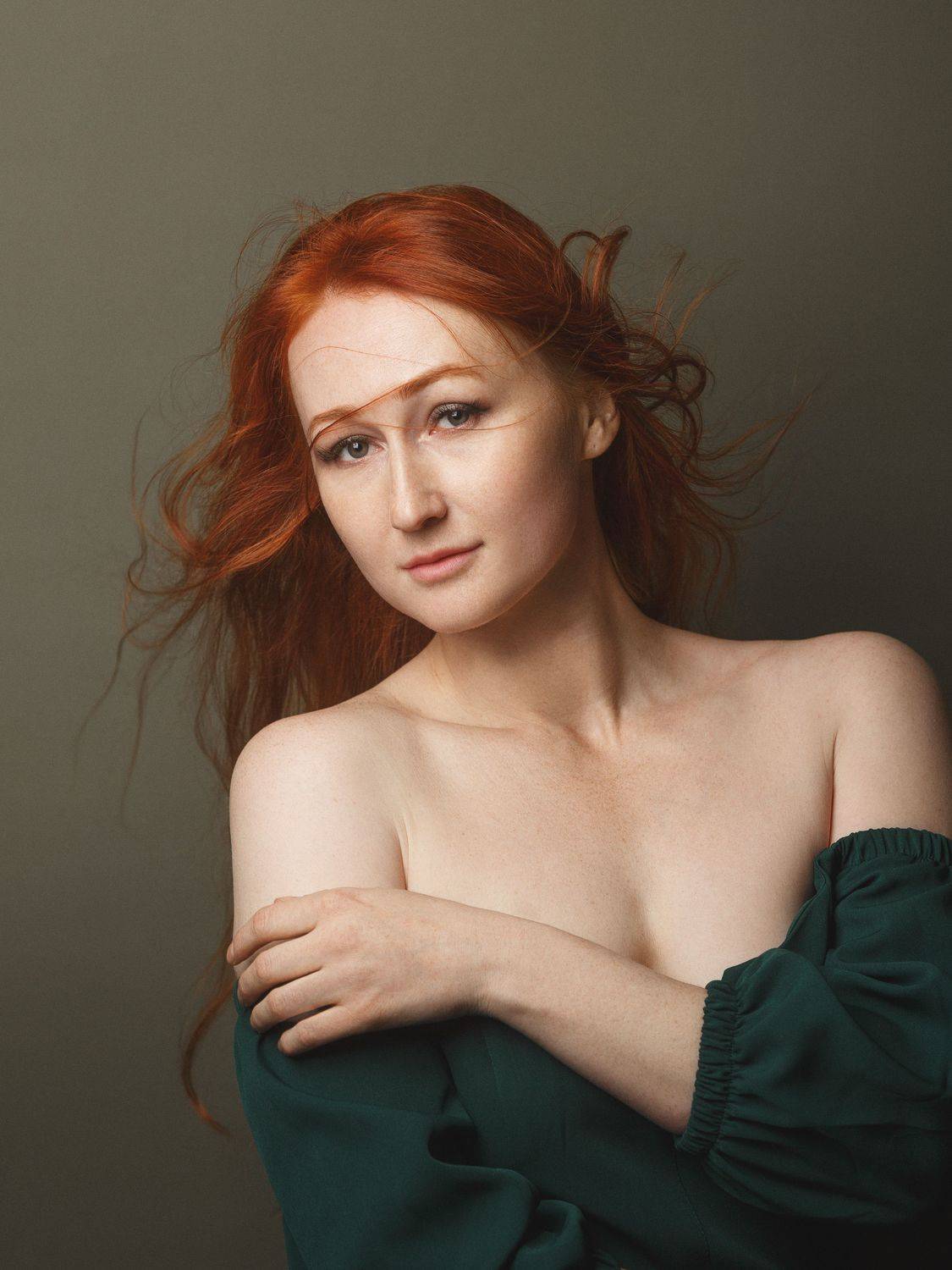 Рыжая, веснушки, девушка, взгляд, длинные волосы, студия, ветер в волосах., Оксана Ведмеденко