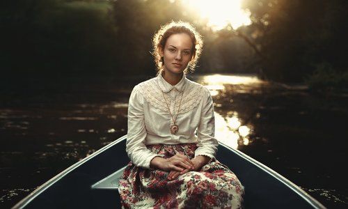 На закате по реке.