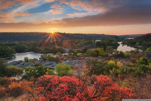 Каньон Бугский Гард. Первые лучи солнца.