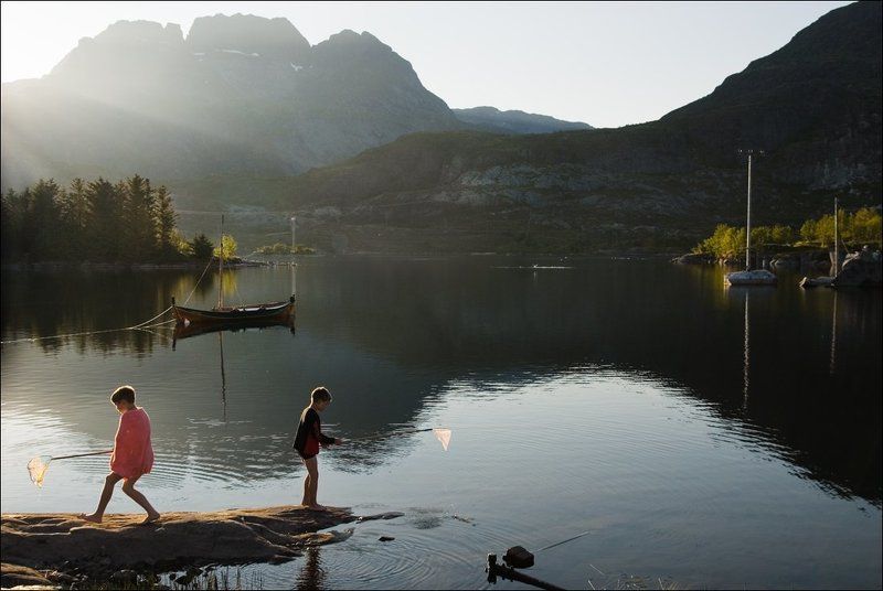 Лучи солнца на фоне гор фото превью