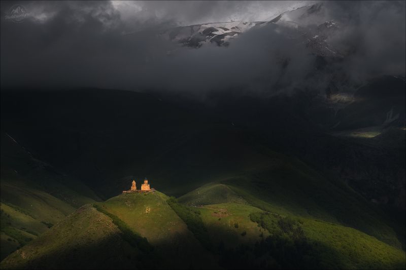 грузия, гергети, казбек, казбеги, степанциминда, троицкая церковь СВЕТ и ТЬМА фото превью