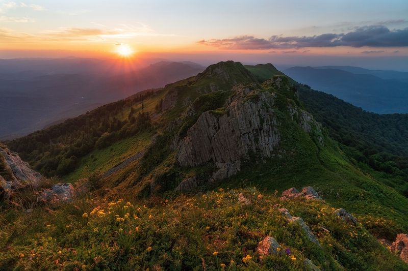 На склоне дня закат был тих, прозрачен и спокоен. фото превью