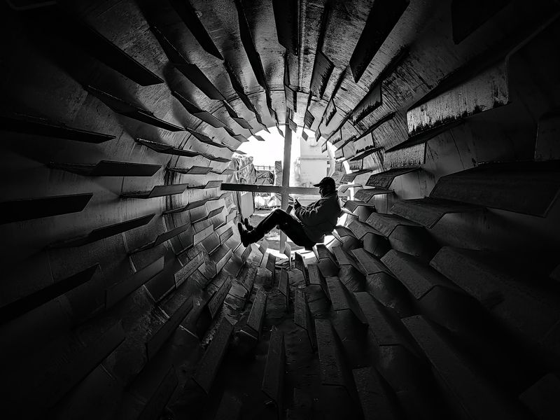 black and white, bnw, portrait, symétrique, man, architecture, in the middle In the middle фото превью