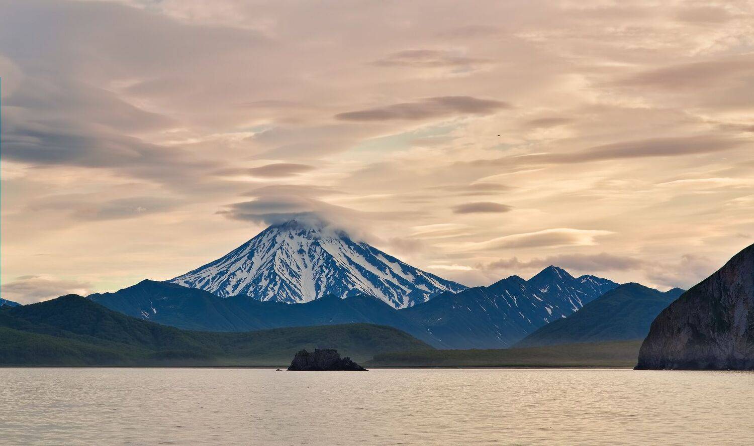берег, вечер, рейд, вулкан вилючинский, летняя камчатка, Евгений Паршуков