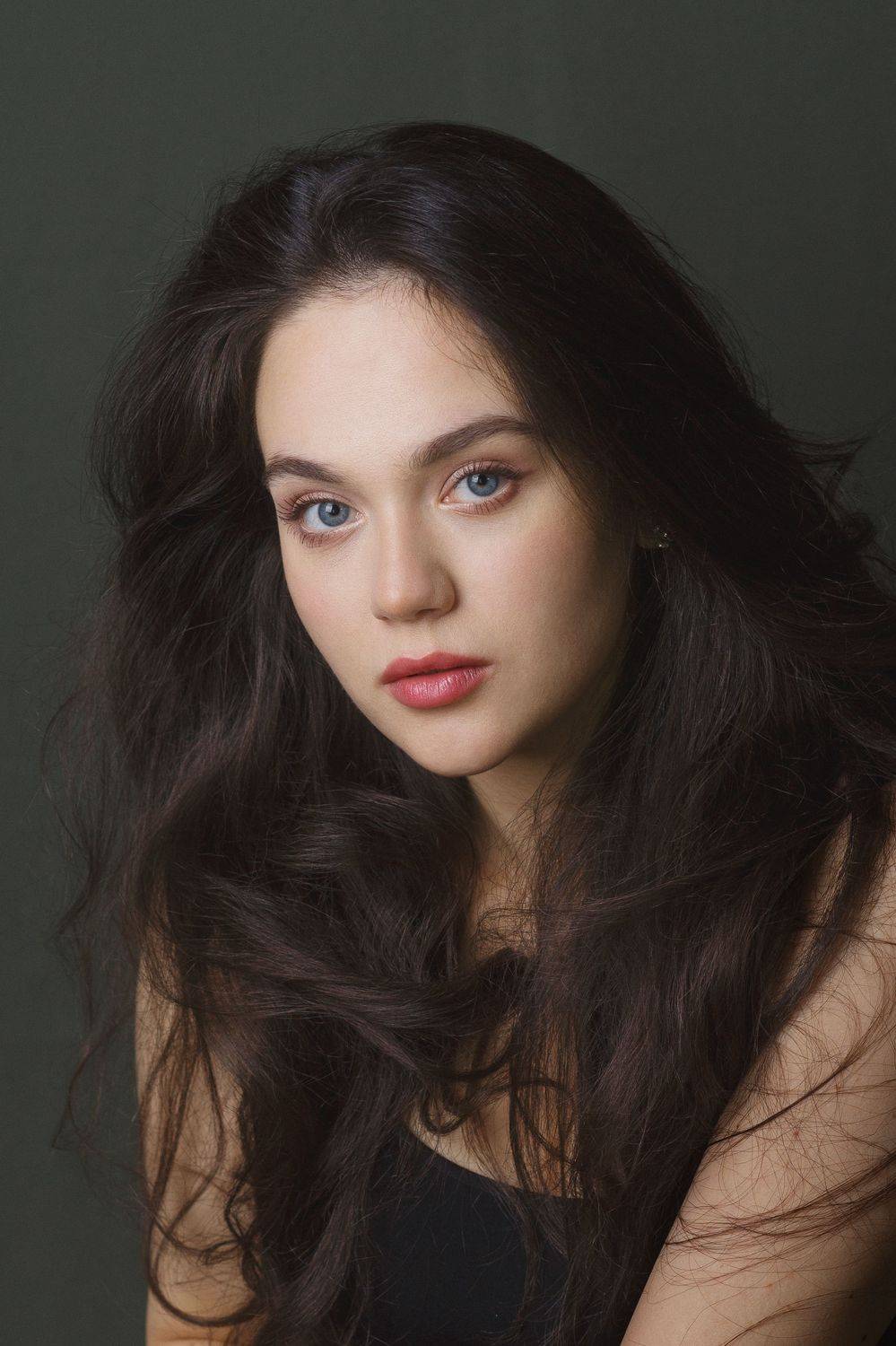 Серые глаза, взгляд, длинные темные волосы, красивая девушка, студия, Оксана Ведмеденко