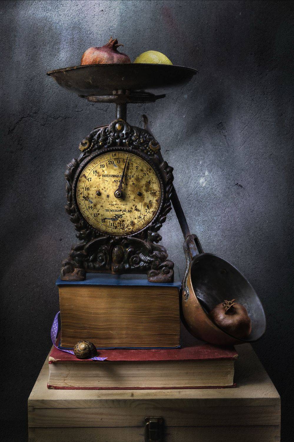 натюрморт старые весы книги сухие фрукты световая кисть, Вадим Кулинский
