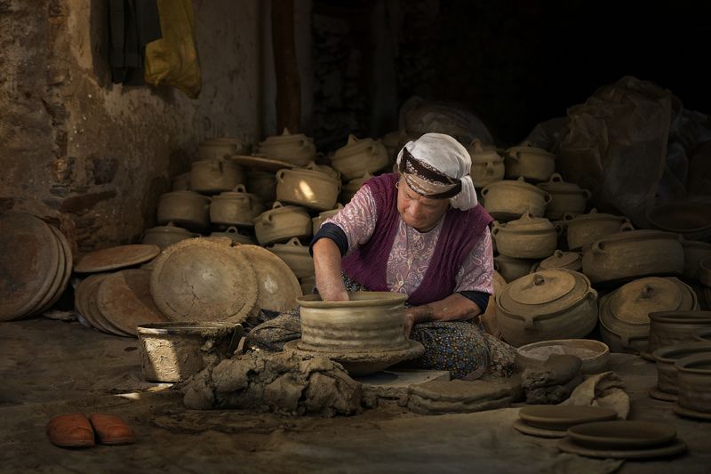 hands making casserole фото превью
