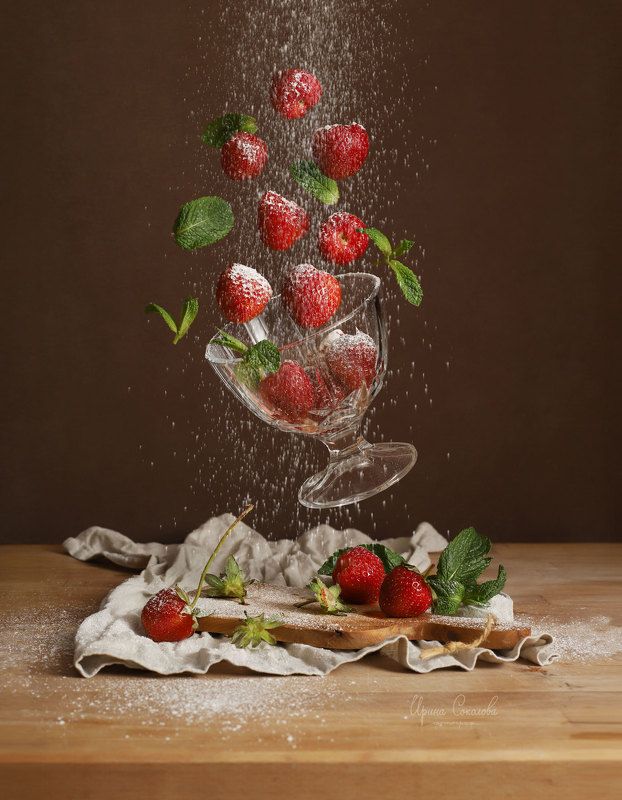 клубника,ягоды,лето,еда,десерт Клубника. Левитация. фото превью