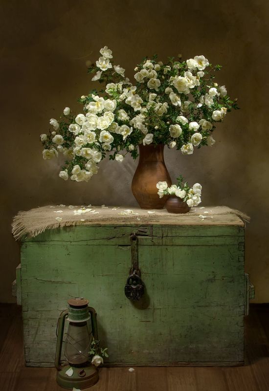 натюрморт, сундук, шиповник, керосинка Нежные и прекрасные.... фото превью