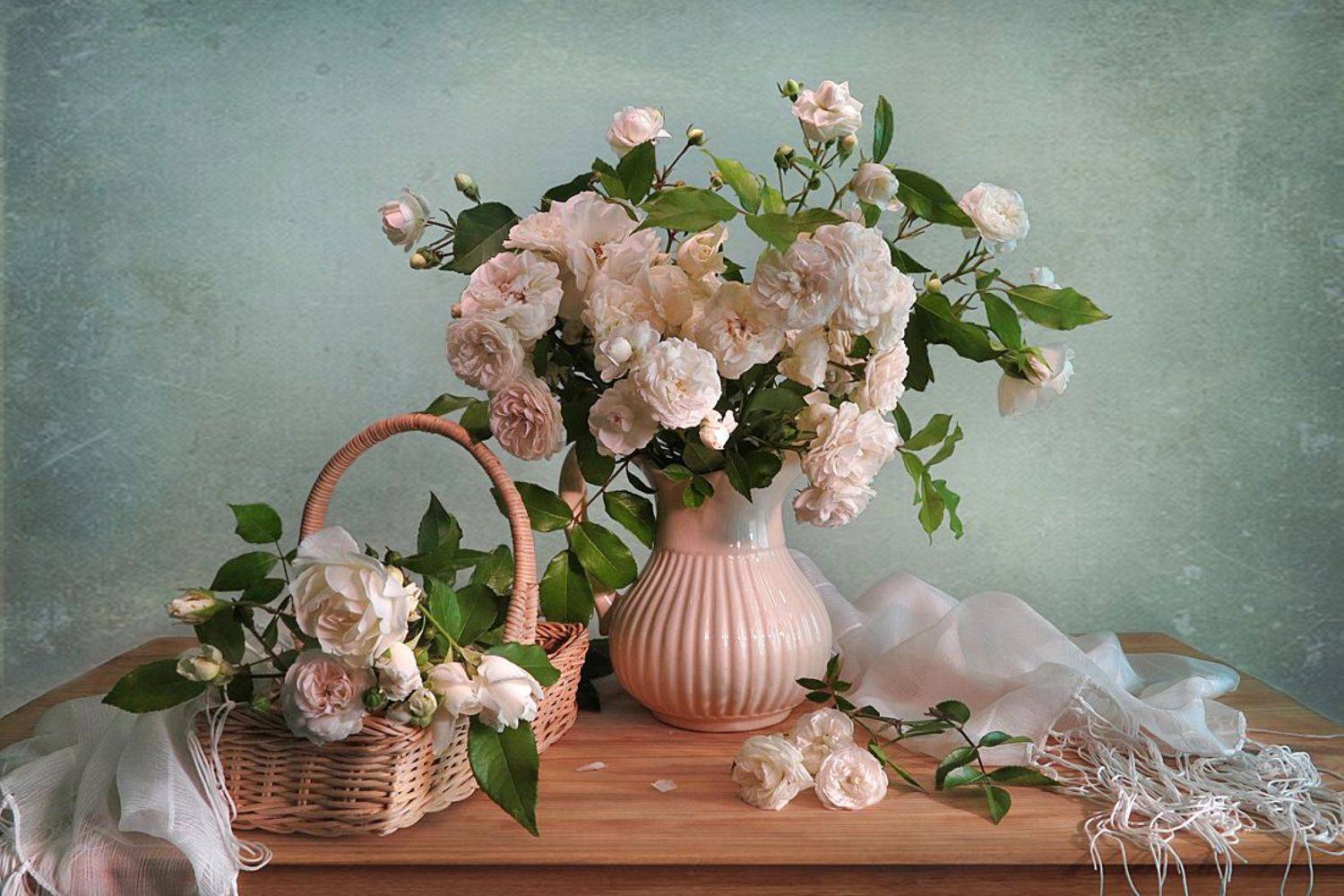 натюрморт,корзина,шарф,белые розы,кувшин, Алла Шевченко