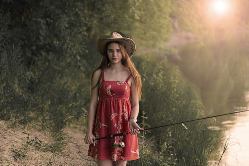 рыбалка ,вечер ,красивая девушка Лера на тренировке перед рыбалкой.... фото превью