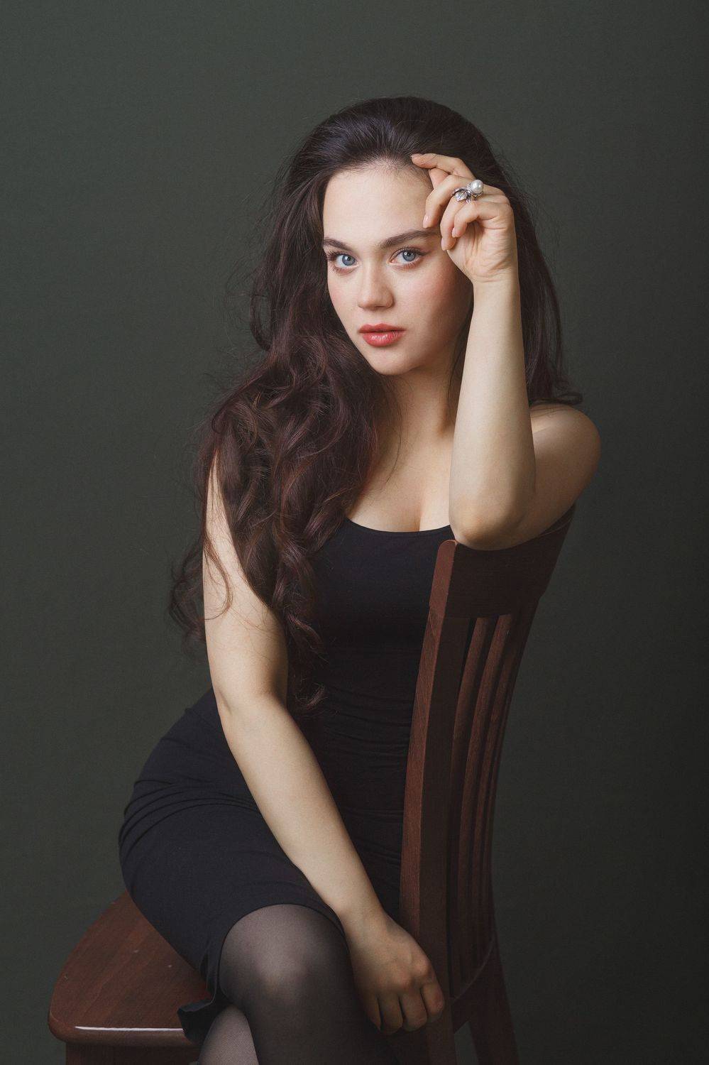 Красивая девушка, серые глаза, взгляд, длинные темные волосы, студия, импульсный свет, фарфоровая кожа, Оксана Ведмеденко