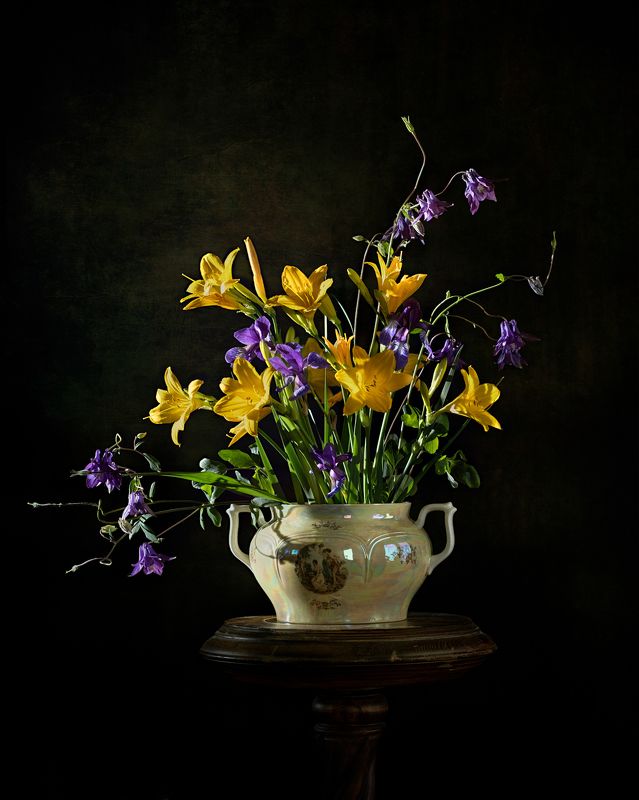 Композиция из лилейников и ирисов фото превью