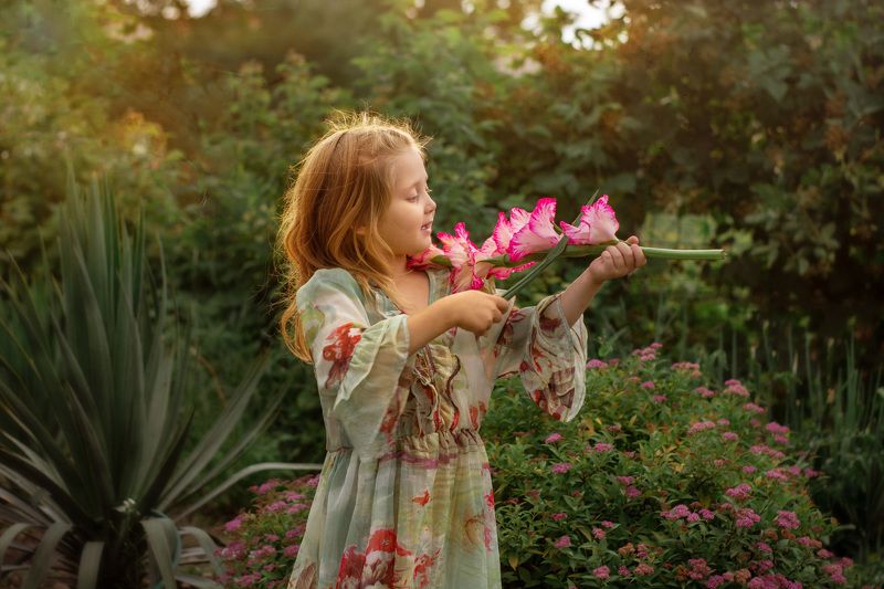 дети, детская фотография, детский портрет, портрет, цветы, гладиолусы, музыка, скрипка цветочная мелодия фото превью
