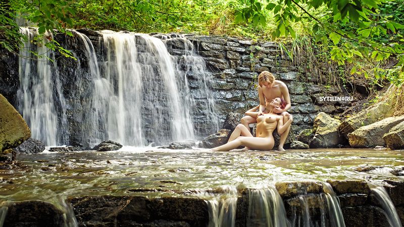 пара, двое, водопад, поток, струи, вода, обнаженные, молодость, свидание, любовь, уединение, ню, взгляд, встреча, влюбленные Пара у водопада фото превью