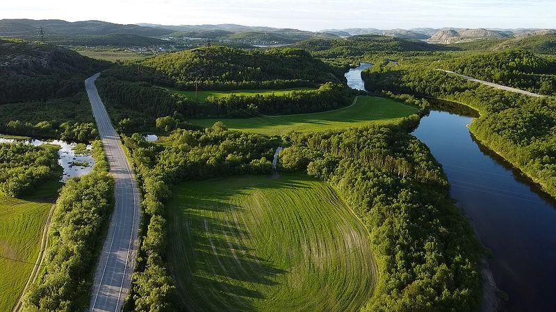 квадрокоптер, север, река, дорога, поля Кольский край с высоты фото превью
