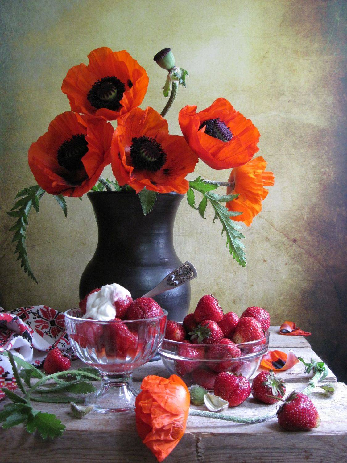 цветы, букет, маки, клубника, крынка, креманка, фруктовница, салфетка, Наталия Тихомирова