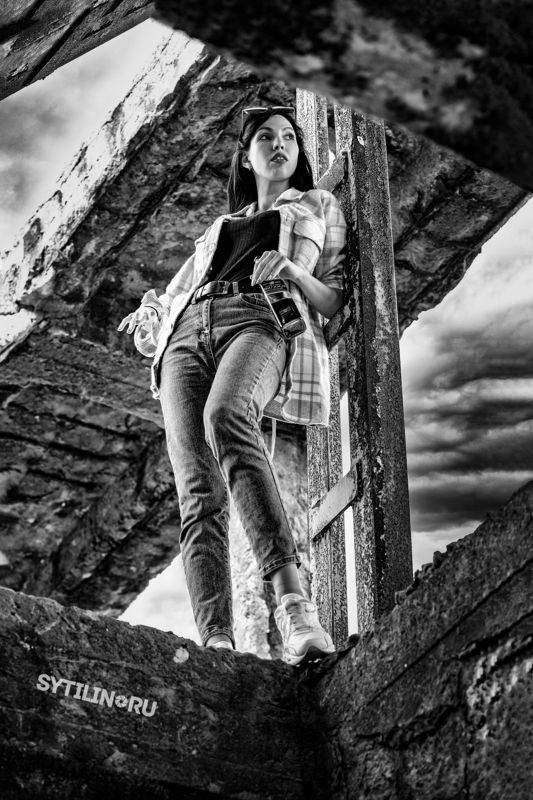 девушка, zed, молодая, стройная, виски, джинсы, бетон, строение, заброшенное, заброшка, тревога, лестница, зет, заброшка Zed фото превью