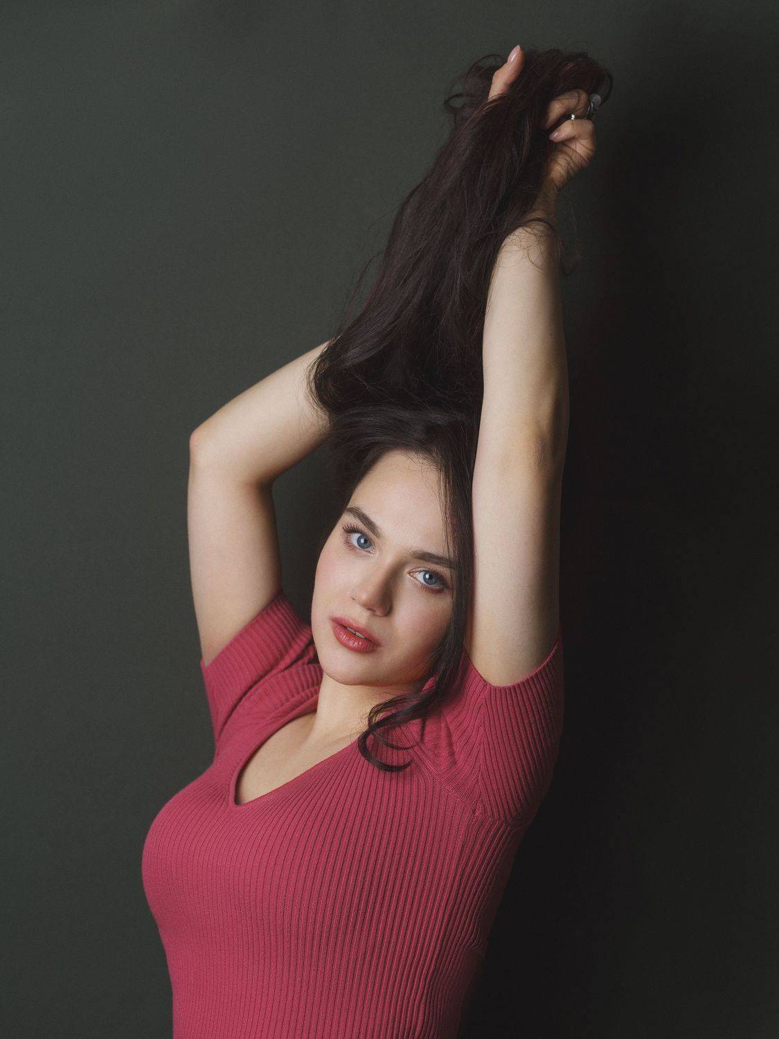 Красивая девушка, серые глаза, открытый взгляд, длинные волосы, студия , импульсный свет, фарфоровая кожа, Оксана Ведмеденко