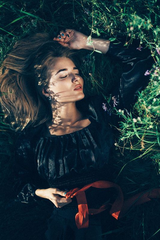 женский портрет, лента, лето, трава, красная лента, портрет, портрет в траве Nastya фото превью