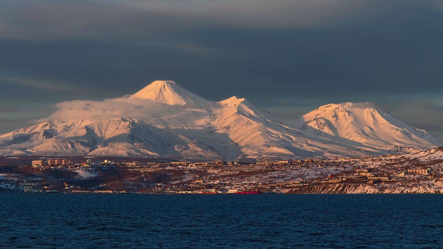 вечер, зима, рейд, петропавловск-камчатский, авачинский вулкан, козельский вулкан, камчатка, Евгений Паршуков