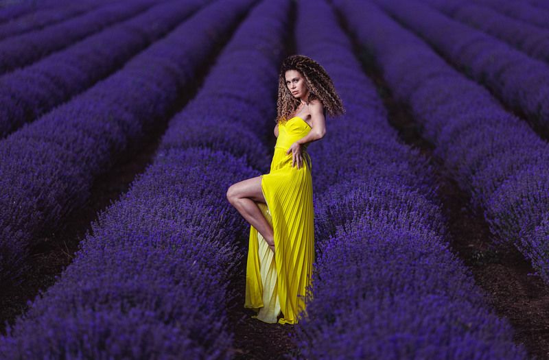 Female portrait фото превью